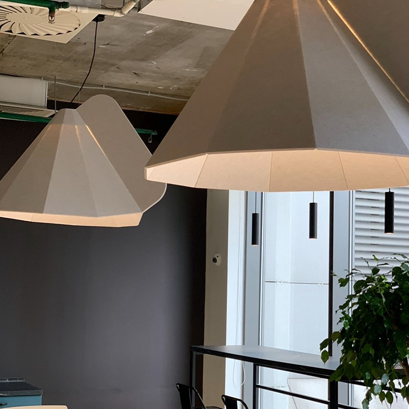 モダンなデザインの音響パネルバッフル吸音性と環境に優しいポリエステル繊維ボードのストリップ形状、ジムでの使用に最適